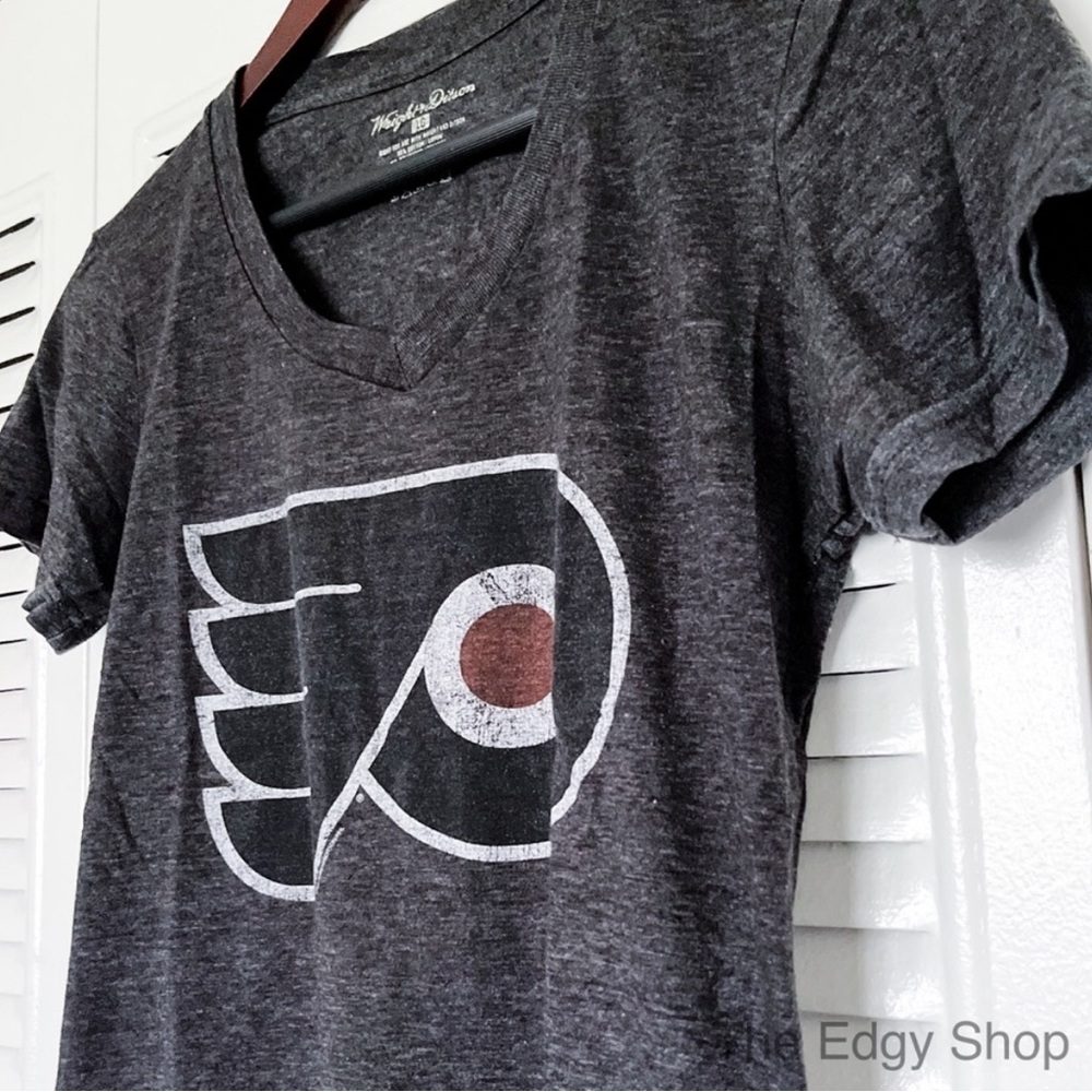 Wright & Ditson | Philadelphia Flyers Hockey Team Logo Graphic Print Tee